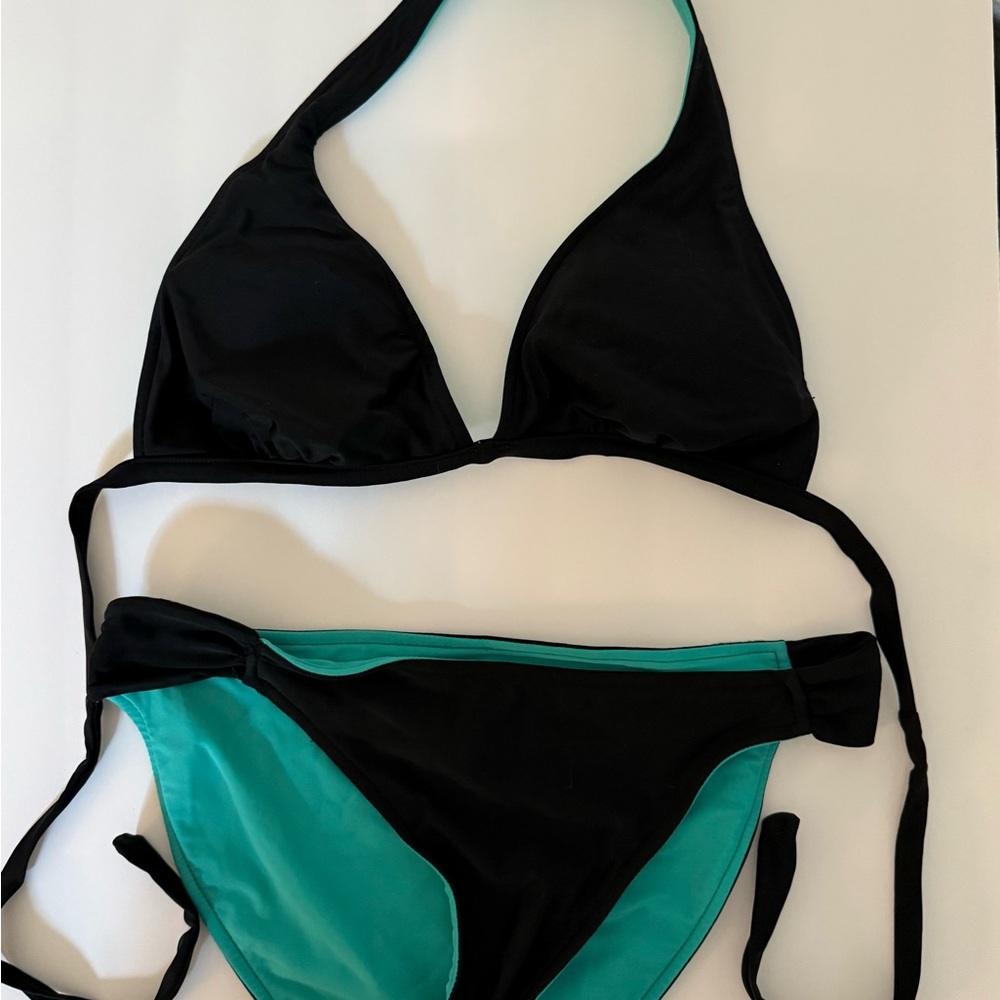 Chic Black and Turquoise Bikini with Color-Block Design